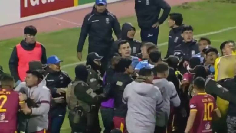 A match in Bolivia descends into absolute chaos with 17 red cards - Ảnh 1