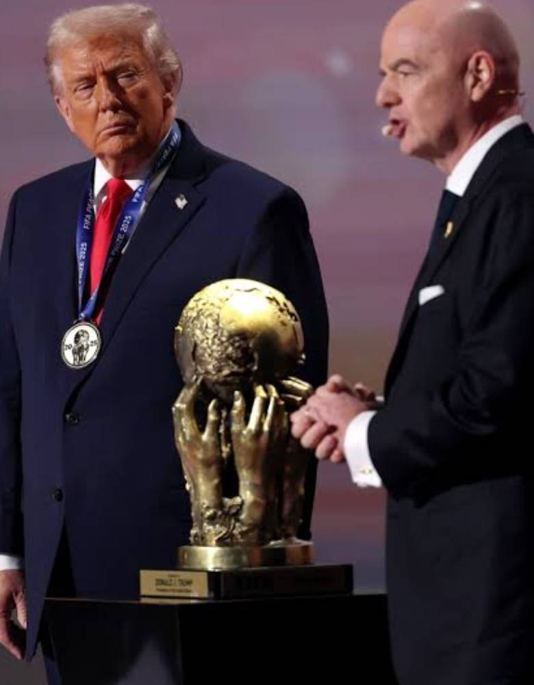 Donald Trump becomes the first person on Earth to receive a FIFA peace award at the World Cup draw - Ảnh 1