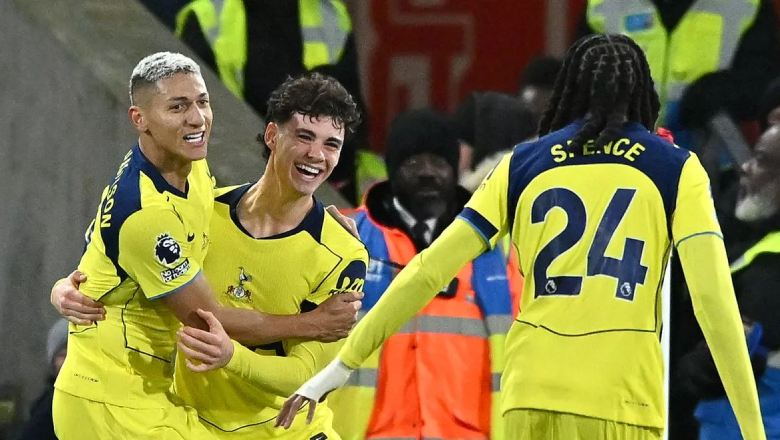 Teenager Archie Gray helps Tottenham beat Crystal Palace as Richarlison has two ruled out goals - Ảnh 2