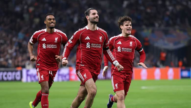 Dominik Szoboszlai free-kick helps Liverpool secure Champions League Top 8 spot - Ảnh 1