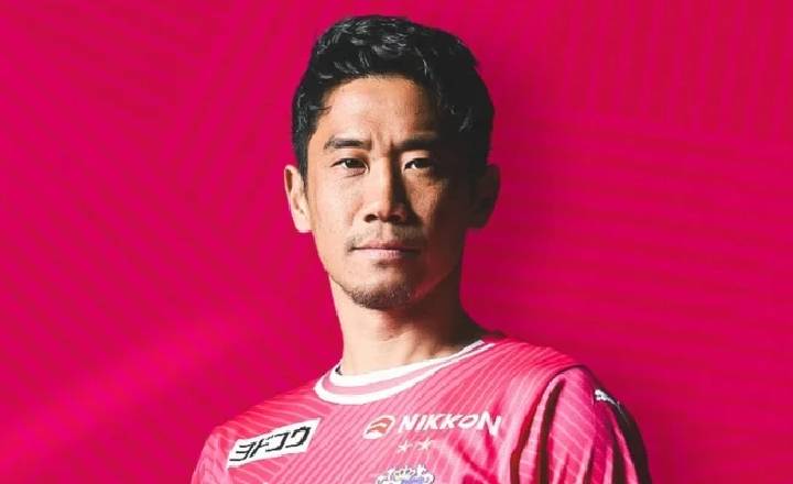 10 forgotten football players still playing: A 42-year-old veteran; David Luiz&rsquo;s Champions League return - Ảnh 1