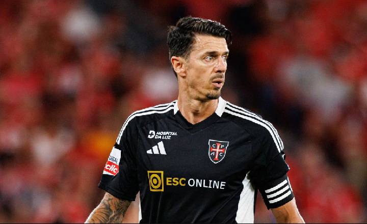 10 forgotten football players still playing: A 42-year-old veteran; David Luiz&rsquo;s Champions League return - Ảnh 2