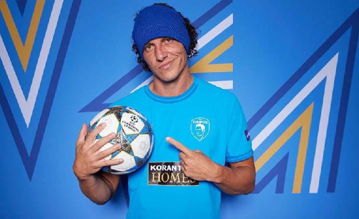 10 forgotten football players still playing: A 42-year-old veteran; David Luiz&rsquo;s Champions League return - Ảnh 5