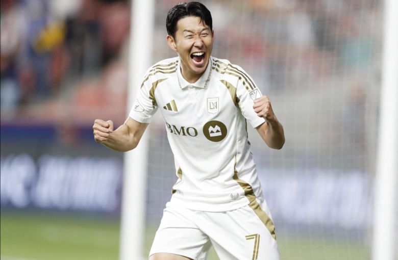 Top 5 best football players in Asia 2025: Ronaldo only third, Benzema is a big disappointment - Ảnh 4