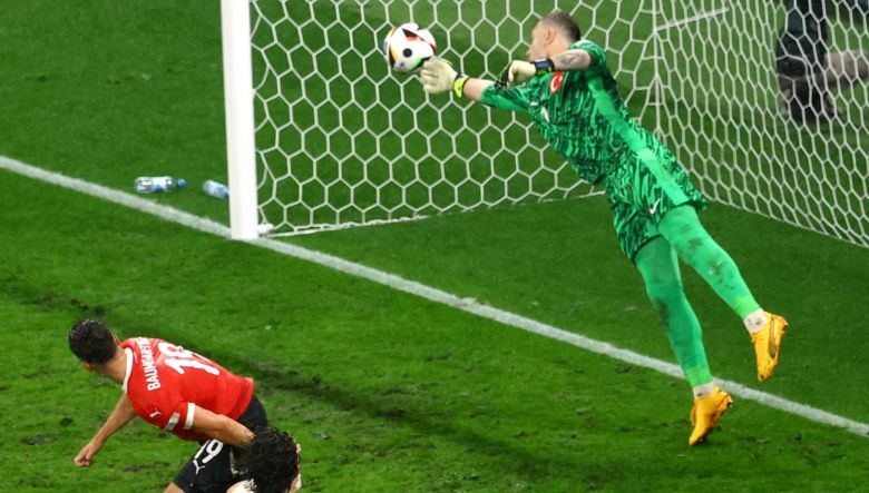 Top 10 best goal saves ever in football history: Argentina&rsquo;s national hero, The day Pele left powerless - Ảnh 1