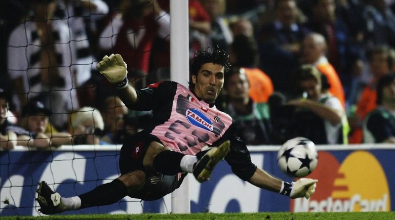 Top 10 best goal saves ever in football history: Argentina&rsquo;s national hero, The day Pele left powerless - Ảnh 2