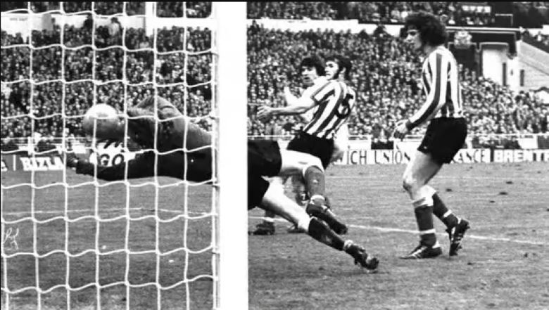 Top 10 best goal saves ever in football history: Argentina&rsquo;s national hero, The day Pele left powerless - Ảnh 3