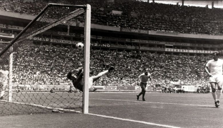 Top 10 best goal saves ever in football history: Argentina&rsquo;s national hero, The day Pele left powerless - Ảnh 4