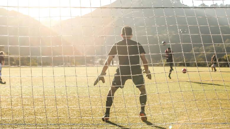 Why do football teams change sides at halftime?  - Ảnh 3