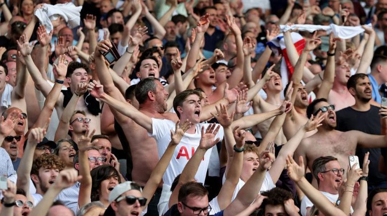Top 10 clubs with the highest average attendance in European football 2023/24: German fan loyalty shines through - Ảnh 1
