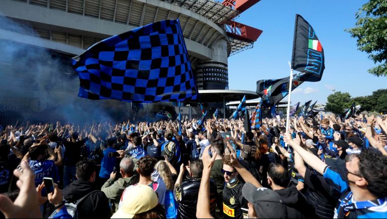 Top 10 clubs with the highest average attendance in European football 2023/24: German fan loyalty shines through - Ảnh 3