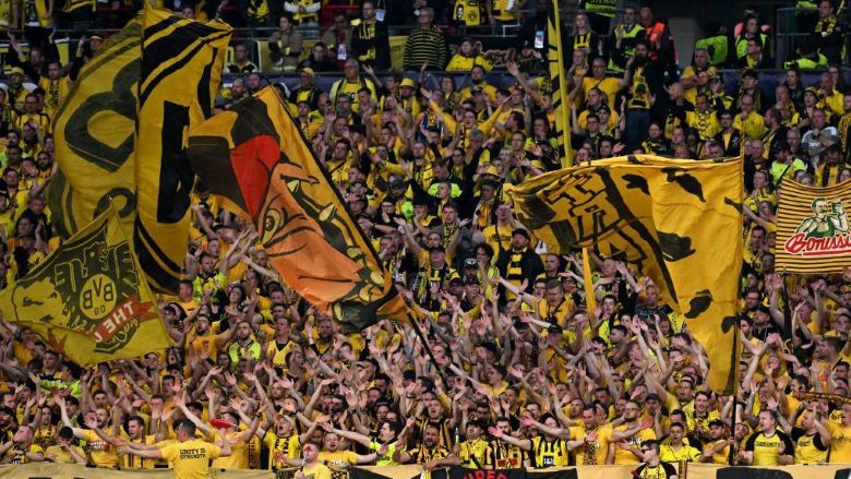 Top 10 clubs with the highest average attendance in European football 2023/24: German fan loyalty shines through - Ảnh 4